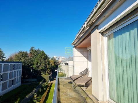 Apartamento T4 de luxo localizado próximo do Jardim de Serralves na Foz do Douro.