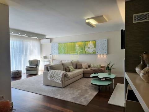 Apartamento T4 de luxo localizado próximo do Jardim de Serralves na Foz do Douro.