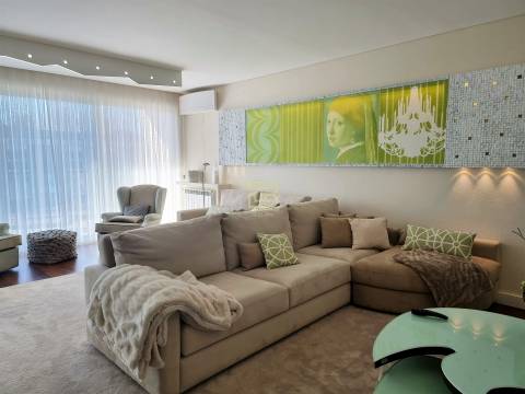 Apartamento T4 de luxo localizado próximo do Jardim de Serralves na Foz do Douro.