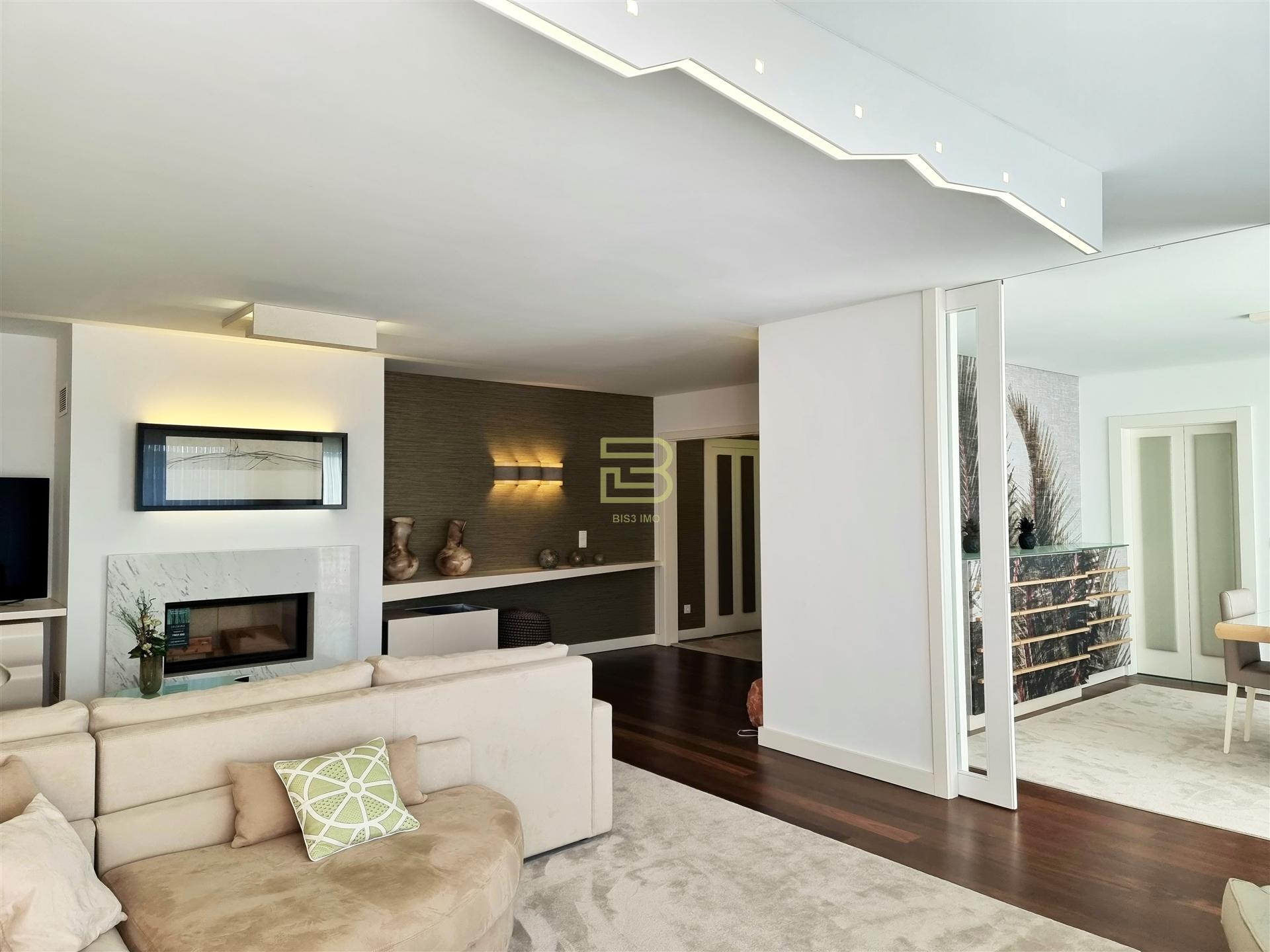 Apartamento T4 de luxo localizado próximo do Jardim de Serralves na Foz do Douro.