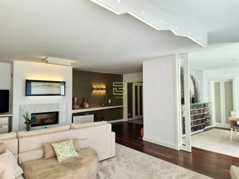 Apartamento T4 de luxo localizado próximo do Jardim de Serralves na Foz do Douro.