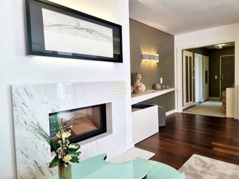 Apartamento T4 de luxo localizado próximo do Jardim de Serralves na Foz do Douro.