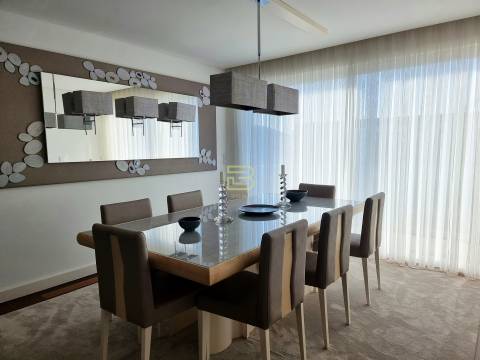 Apartamento T4 de luxo localizado próximo do Jardim de Serralves na Foz do Douro.