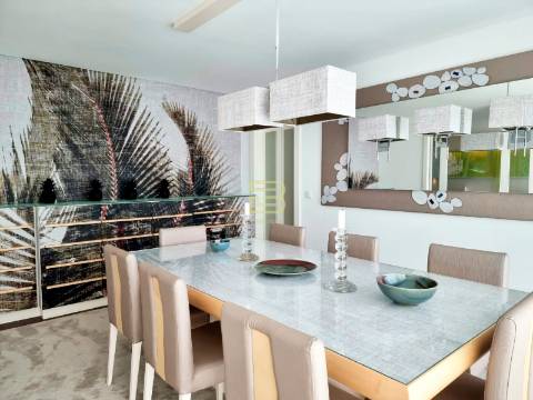Apartamento T4 de luxo localizado próximo do Jardim de Serralves na Foz do Douro.