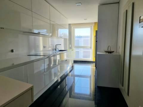 Apartamento T4 de luxo localizado próximo do Jardim de Serralves na Foz do Douro.