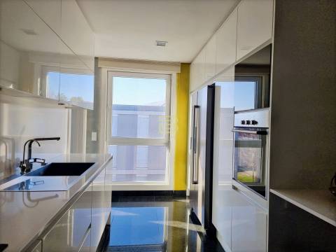 Apartamento T4 de luxo localizado próximo do Jardim de Serralves na Foz do Douro.