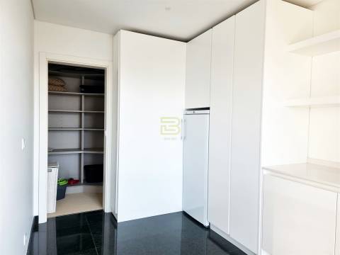 Apartamento T4 de luxo localizado próximo do Jardim de Serralves na Foz do Douro.
