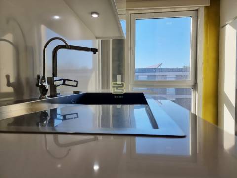 Apartamento T4 de luxo localizado próximo do Jardim de Serralves na Foz do Douro.