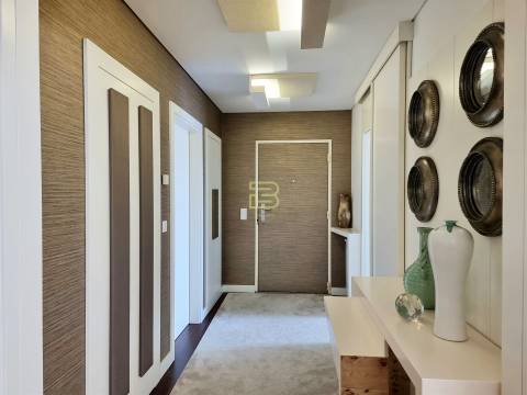 Apartamento T4 de luxo localizado próximo do Jardim de Serralves na Foz do Douro.