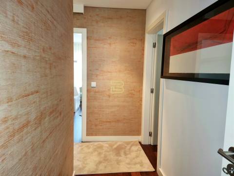 Apartamento T4 de luxo localizado próximo do Jardim de Serralves na Foz do Douro.
