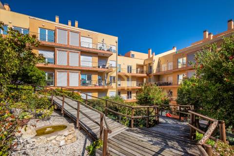 Apartamento duplex T3+1(3 quartos + estúdio 104,40m2), área 350m2, garagem fechada para 3 a 4 carros