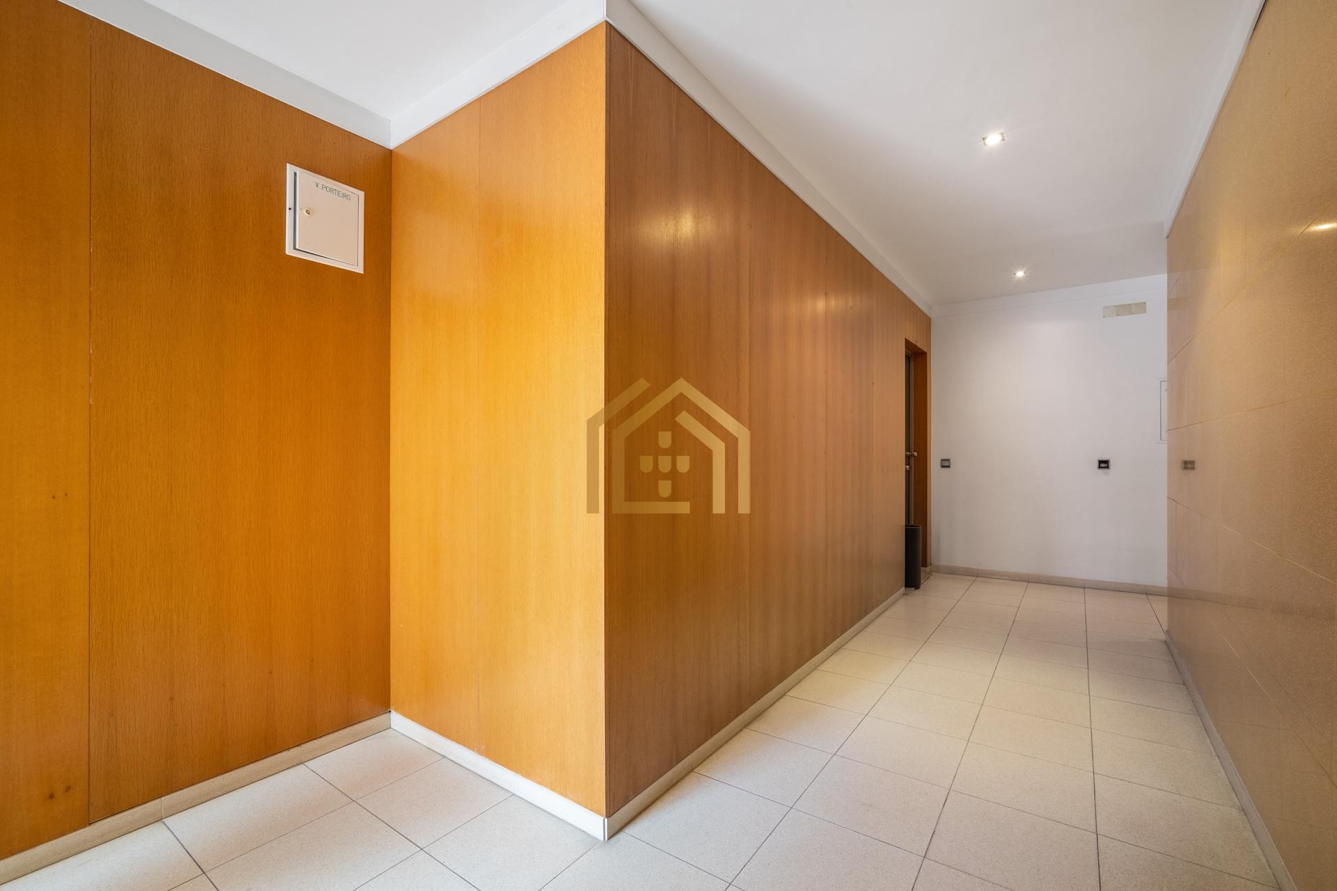 Apartamento duplex T3+1(3 quartos + estúdio 104,40m2), área 350m2, garagem fechada para 3 a 4 carros