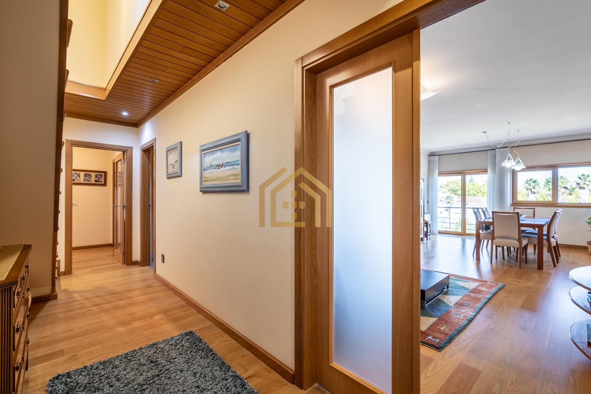 Apartamento duplex T3+1(3 quartos + estúdio 104,40m2), área 350m2, garagem fechada 
<!DOCTYPE html>
<html lang=