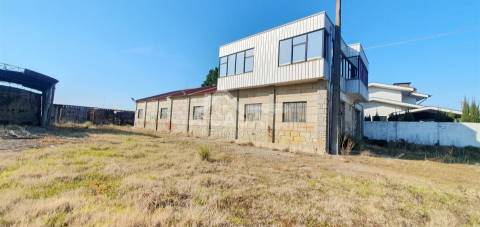 Armazém com 910 m2 inserido num terreno com a área total de 2.780 m2 em São Miguel do Souto