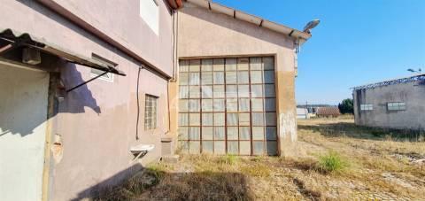 Armazém com 910 m2 inserido num terreno com a área total de 2.780 m2 em São Miguel do Souto