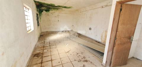 Armazém com 910 m2 inserido num terreno com a área total de 2.780 m2 em São Miguel do Souto