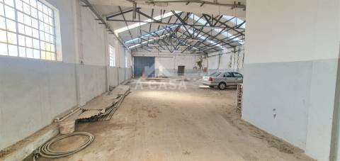 Armazém com 910 m2 inserido num terreno com a área total de 2.780 m2 em São Miguel do Souto