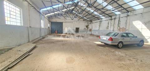 Armazém com 910 m2 inserido num terreno com a área total de 2.780 m2 em São Miguel do Souto
