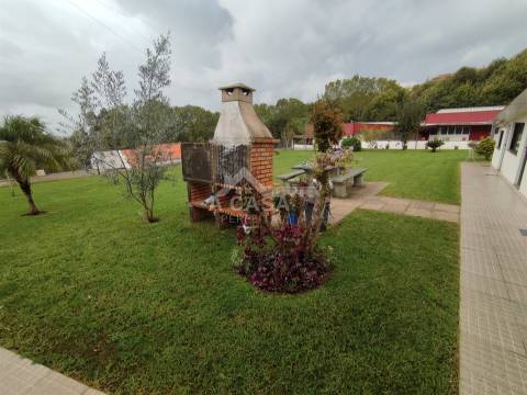 Armazém com 615 m2 de construção, inserido num lote de 1831 m2 em Oliveira de Azeméis