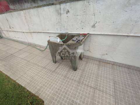 Armazém com 615 m2 de construção, inserido num lote de 1831 m2 em Oliveira de Azeméis