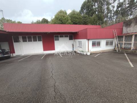 Armazém com 615 m2 de construção, inserido num lote de 1831 m2 em Oliveira de Azeméis