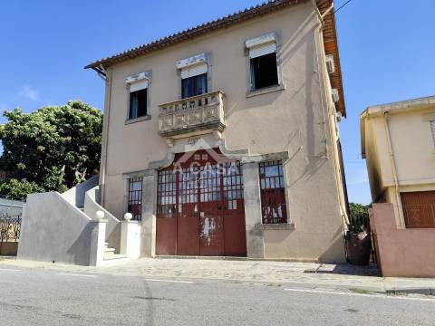 Moradia T3 Isolada para restauro de 2 pisos, garagem para 1 carro e anexo em Macieira de Sarnes