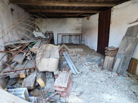 Moradia T3 Isolada para restauro de 2 pisos, garagem para 1 carro e anexo em Macieira de Sarnes