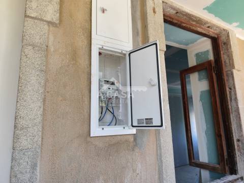 Moradia T3 Isolada para restauro de 2 pisos, garagem para 1 carro e anexo em Macieira de Sarnes