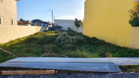 Lote de terreno de 280 m2 com 10 m de frentepara construção no Furadouro