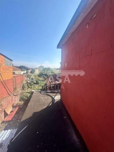 Moradia geminada T3+1 para restauro com logradouro em São Miguel do Souto