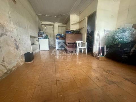 Moradia geminada T3+1 para restauro com logradouro em São Miguel do Souto