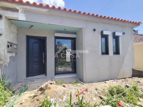 Moradia geminada térrea T2 totalmente renovada com garagem em São Martinho da Gândara