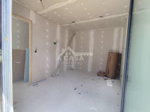 Moradia geminada térrea T2 totalmente renovada com garagem em São Martinho da Gândara