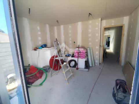 Moradia geminada térrea T2 totalmente renovada com garagem em São Martinho da Gândara