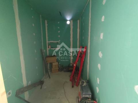 Moradia geminada térrea T2 totalmente renovada com garagem em São Martinho da Gândara