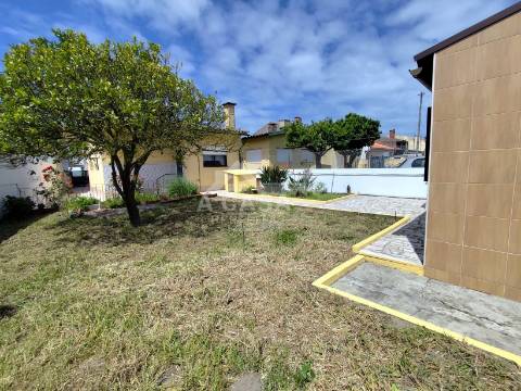 Moradia isolada T3 Térrea com logradouro, Jardim e anexos em Ovar