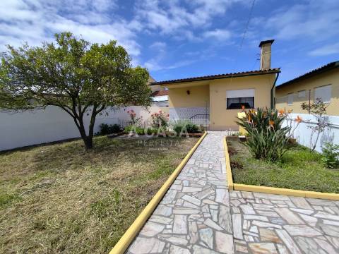 Moradia isolada T3 Térrea com logradouro, Jardim e anexos em Ovar