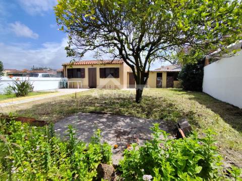 Moradia isolada T3 Térrea com logradouro, Jardim e anexos em Ovar