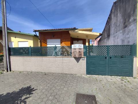 Moradia isolada T3 Térrea com logradouro, Jardim e anexos em Ovar