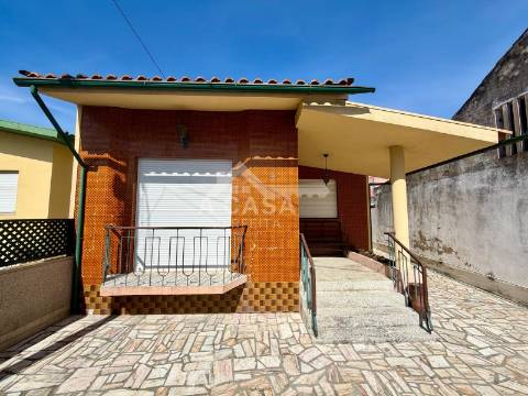Moradia isolada T3 Térrea com logradouro, Jardim e anexos em Ovar