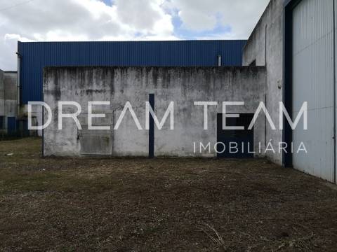 Armazém com espaço exterior em Pegões