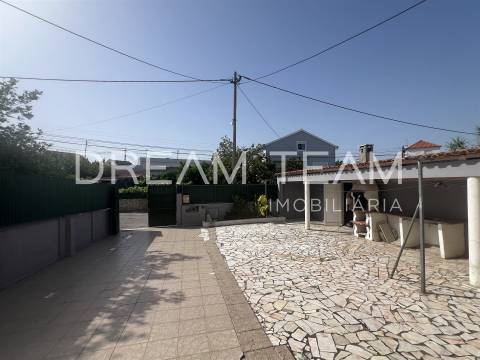 Moradia T4 Bifamiliar na Charneca da Caparica para Remodelação