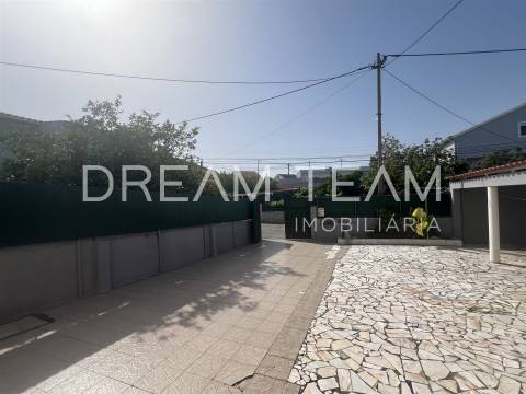Moradia T4 Bifamiliar na Charneca da Caparica para Remodelação