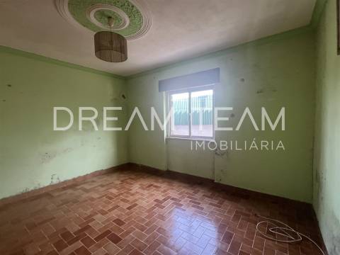 Moradia T4 Bifamiliar na Charneca da Caparica para Remodelação