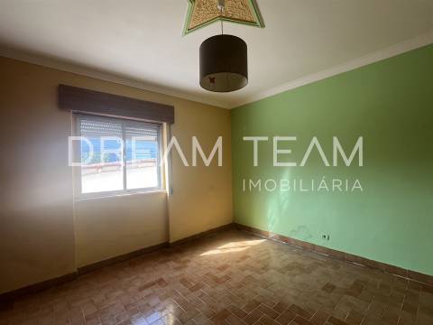 Moradia T4 Bifamiliar na Charneca da Caparica para Remodelação
