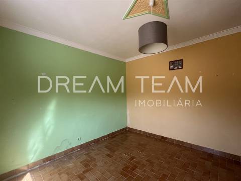 Moradia T4 Bifamiliar na Charneca da Caparica para Remodelação