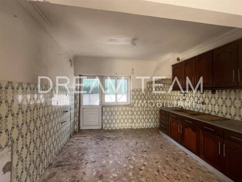 Moradia T4 Bifamiliar na Charneca da Caparica para Remodelação