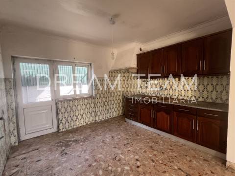 Moradia T4 Bifamiliar na Charneca da Caparica para Remodelação