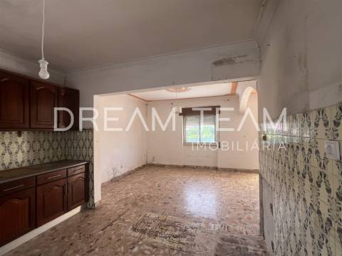 Moradia T4 Bifamiliar na Charneca da Caparica para Remodelação