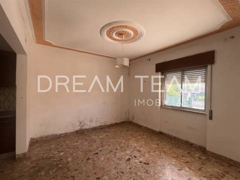 Moradia T4 Bifamiliar na Charneca da Caparica para Remodelação